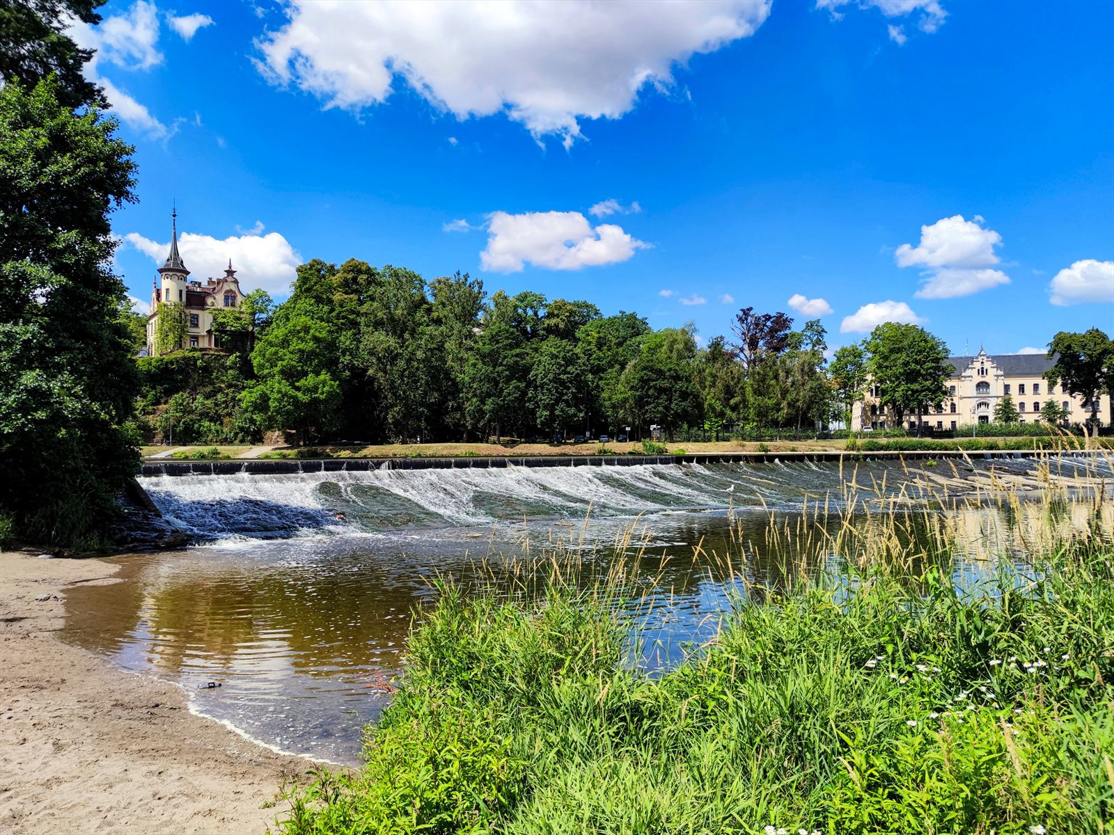 Wehr an der Mulde mit Stadtstrand